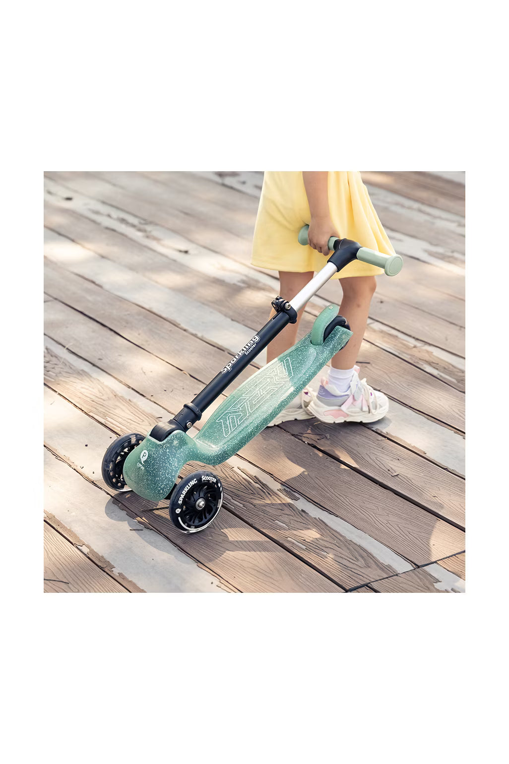 Q Play - Sparkling Led Flashing Wheels - Child Scooter Green