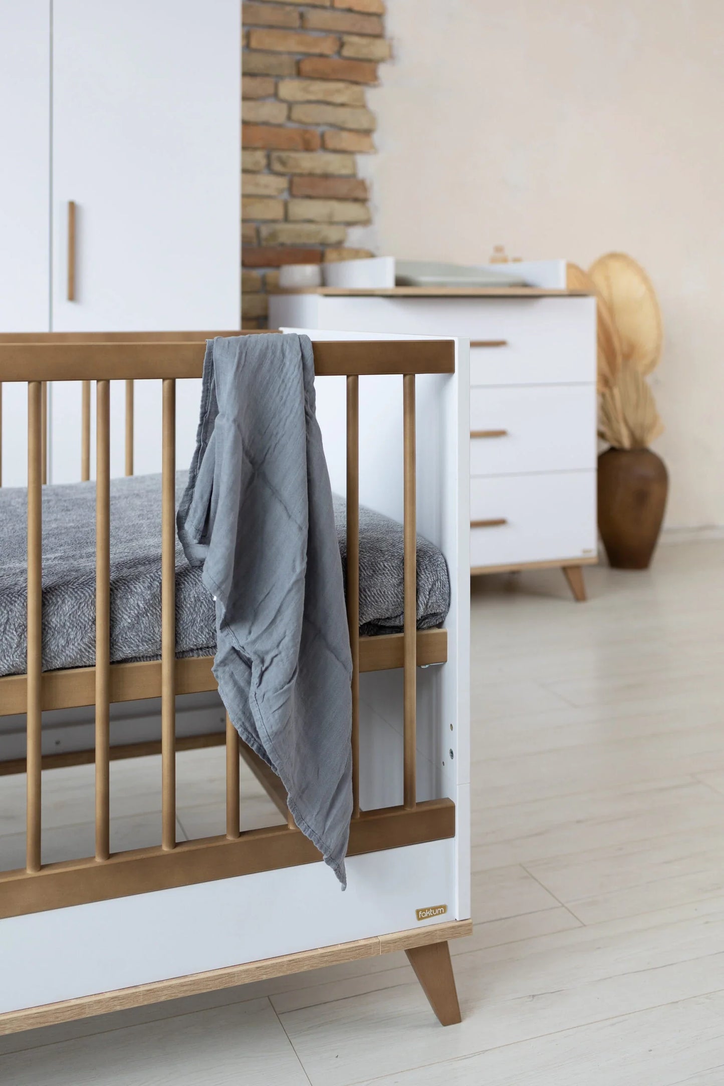 Faktum - Flip Convertible Baby Junior Bed - 140x70cm - Adjustable Mattress Base