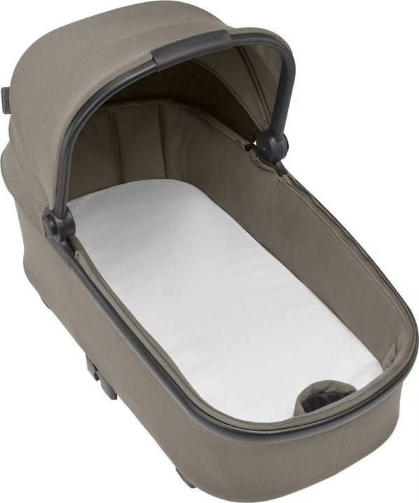 MAXI COSI PLAZA+ TWILLIC TRUFFLE 3 Piece Bundle

Plaza+ Stroller & Carrycot.
Pebble 360 Pro Car Seat.
FamilyFix 360 Pro Base.